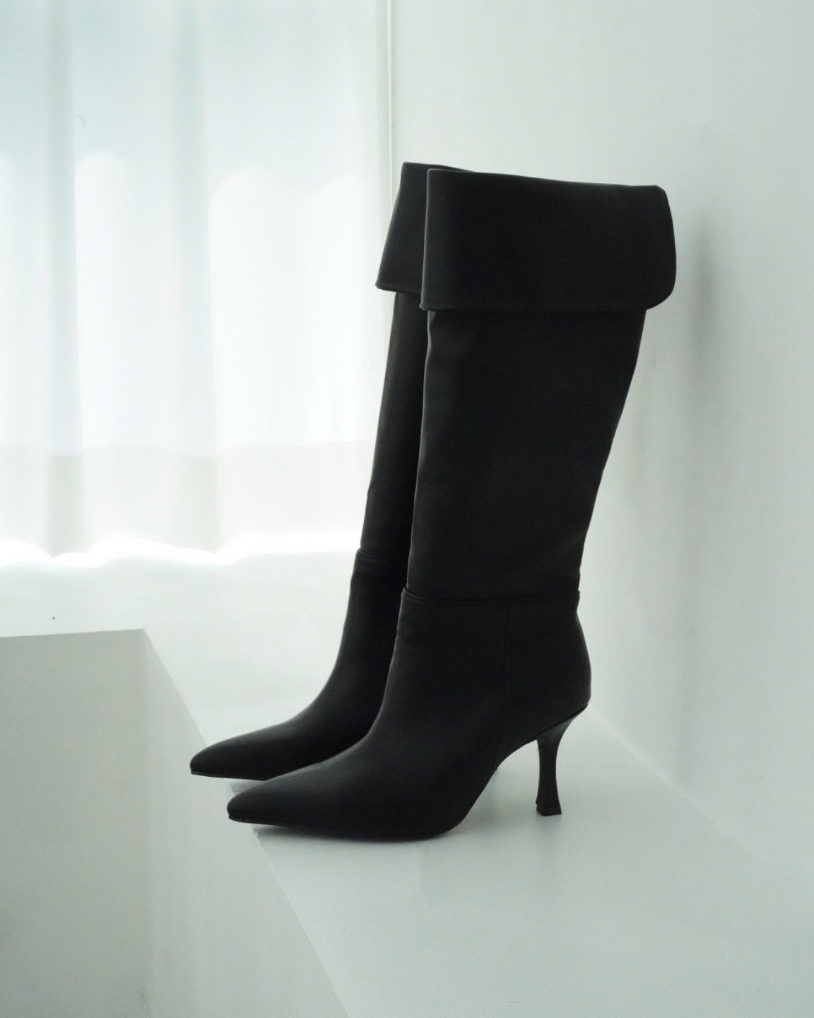 Hue Wrinkle Heel Boots In Black